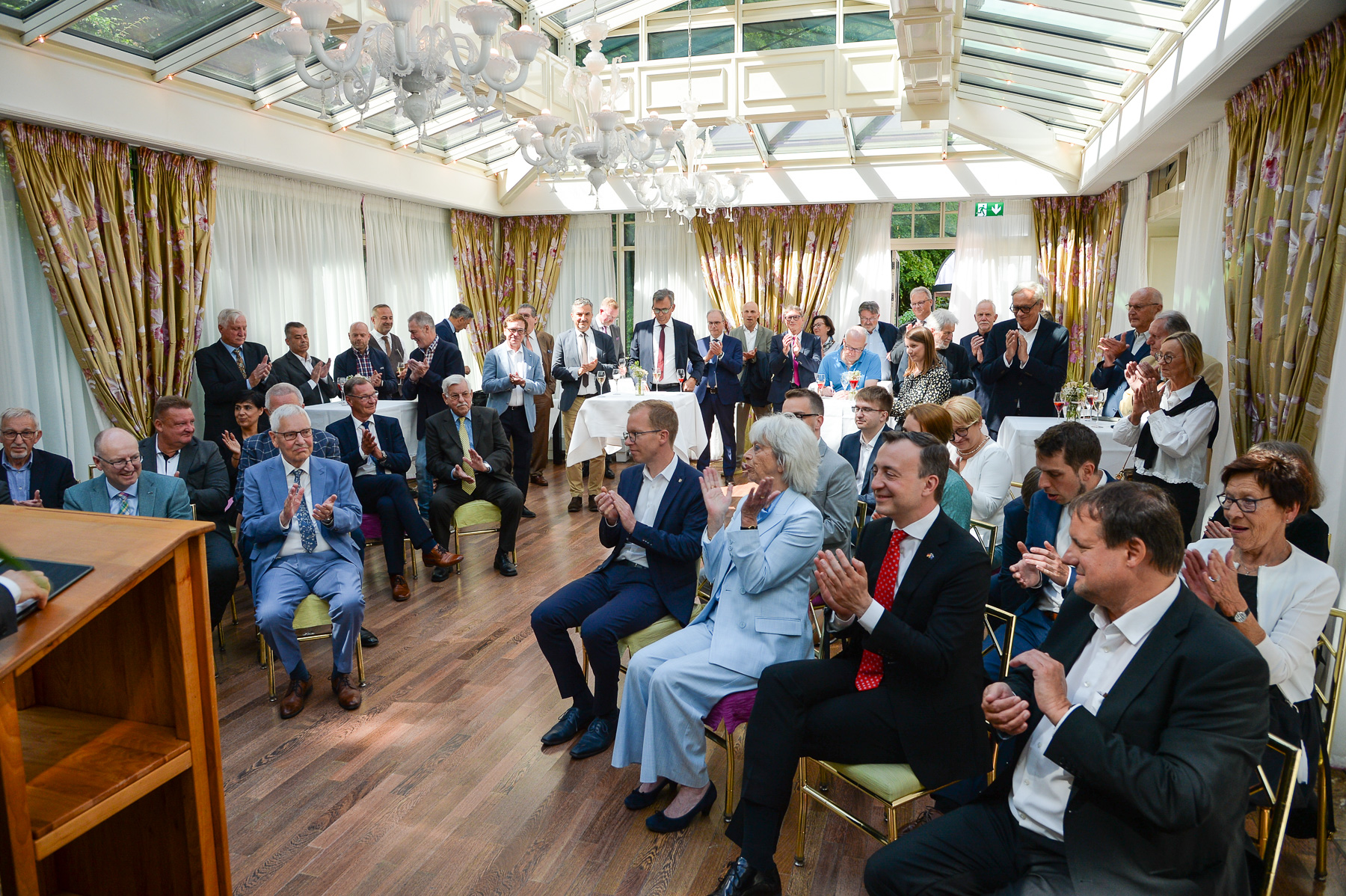 Blick in den Veranstaltungsraum mit den Gästen der Ehrung