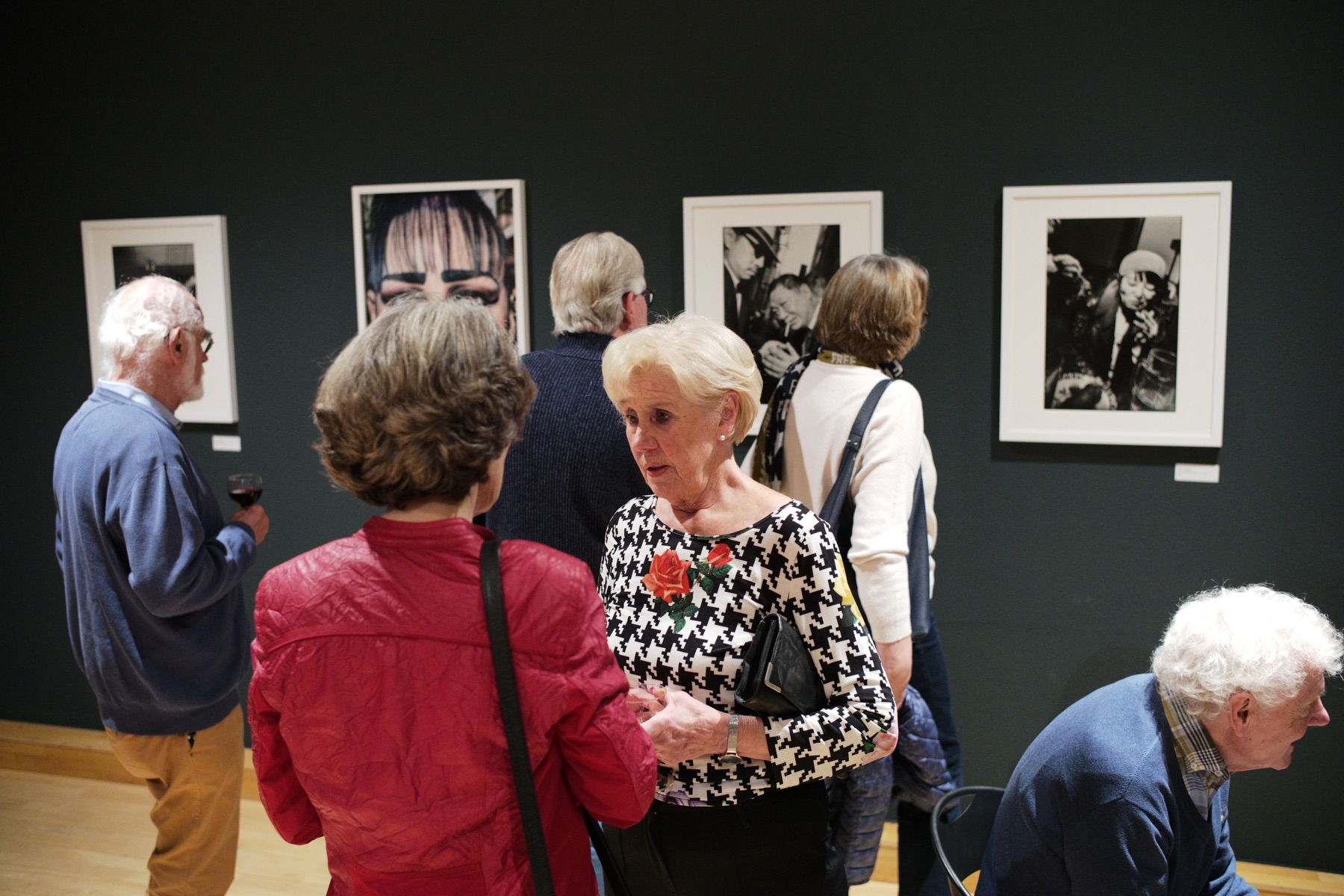 Gespräche bei der Ausstellungseröffnung Astonish me in Iserlohn