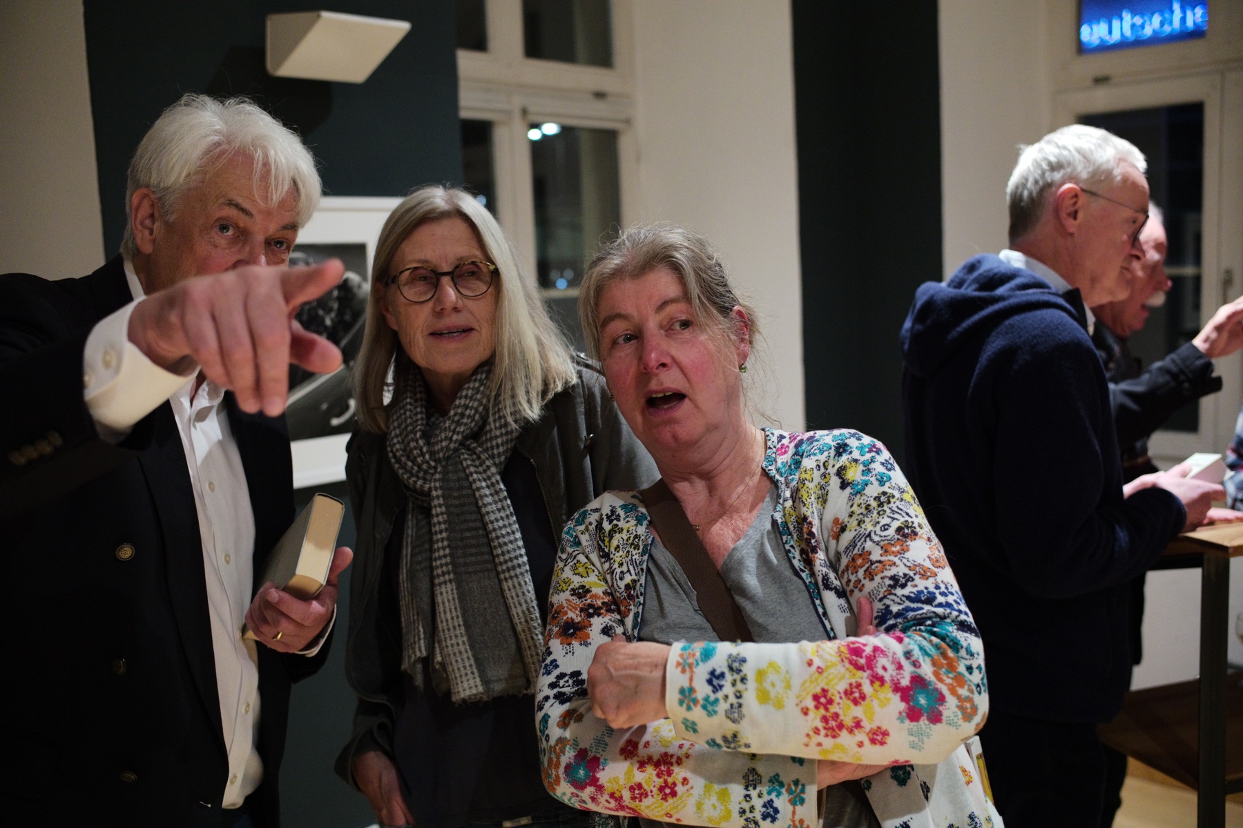 Drei Gäste betrachten und besprechen die Ausstellung in der Städtischen Galerie Iserlohn